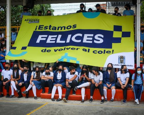 FotografoFoto Alcaldía de Medellín:Más de 341.000 estudiantes inician el calendario académico con el 100 % de presencialidad.